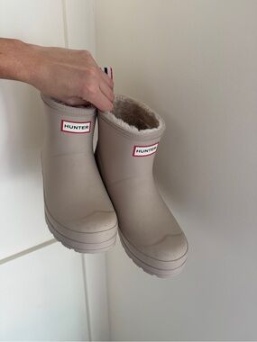 Hunter Short Shearling-Lined Rain Boots in Taupe